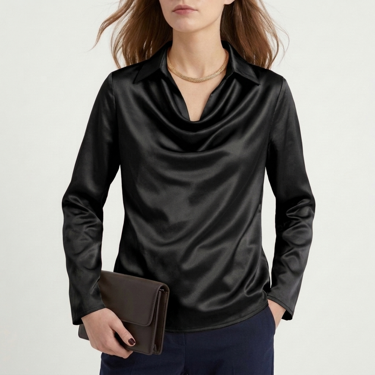 Blusa de satén con escote drapeado para mujer — oficina y eventos
