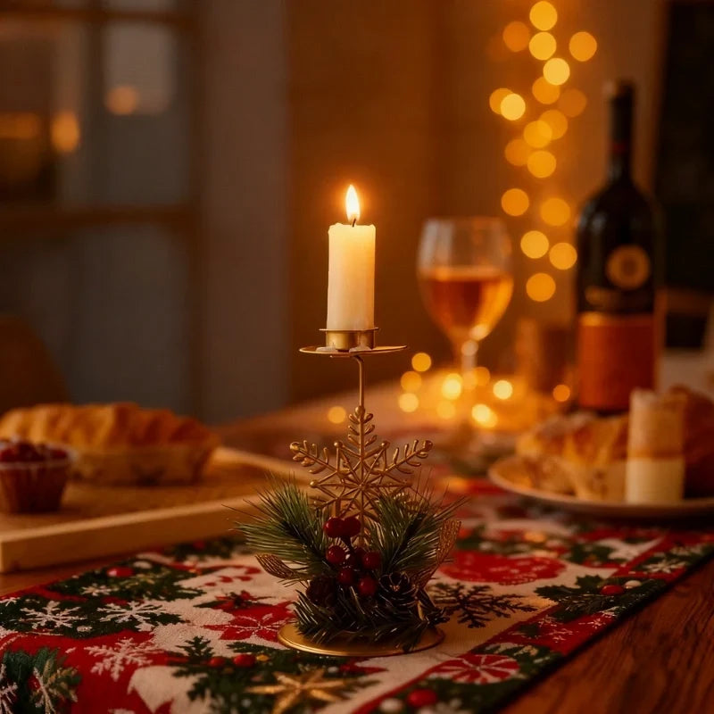 Set de 3 Candelabros de Hierro para Velas Cónicas con Adornos de Pino y Bayas
