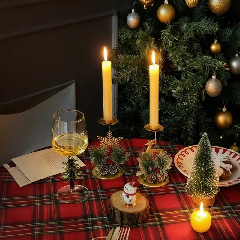 Set de 3 Candelabros de Hierro para Velas Cónicas con Adornos de Pino y Bayas