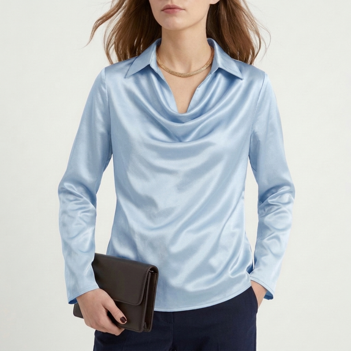 Blusa de satén con escote drapeado para mujer — oficina y eventos