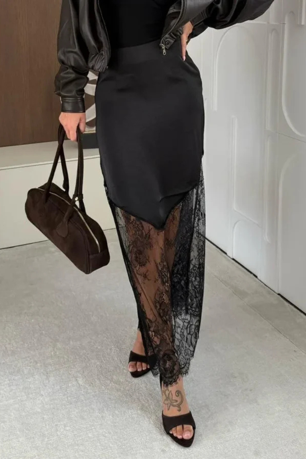 Falda Larga Maxi Skirt Asimétrica de Satén con Bajo de Encaje para Mujer