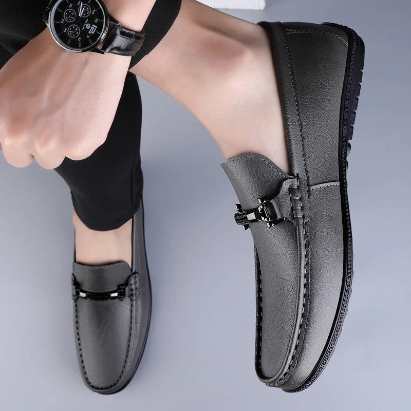 Mocassins de couro para homem — detalhe metálico — eventos e uso diário
