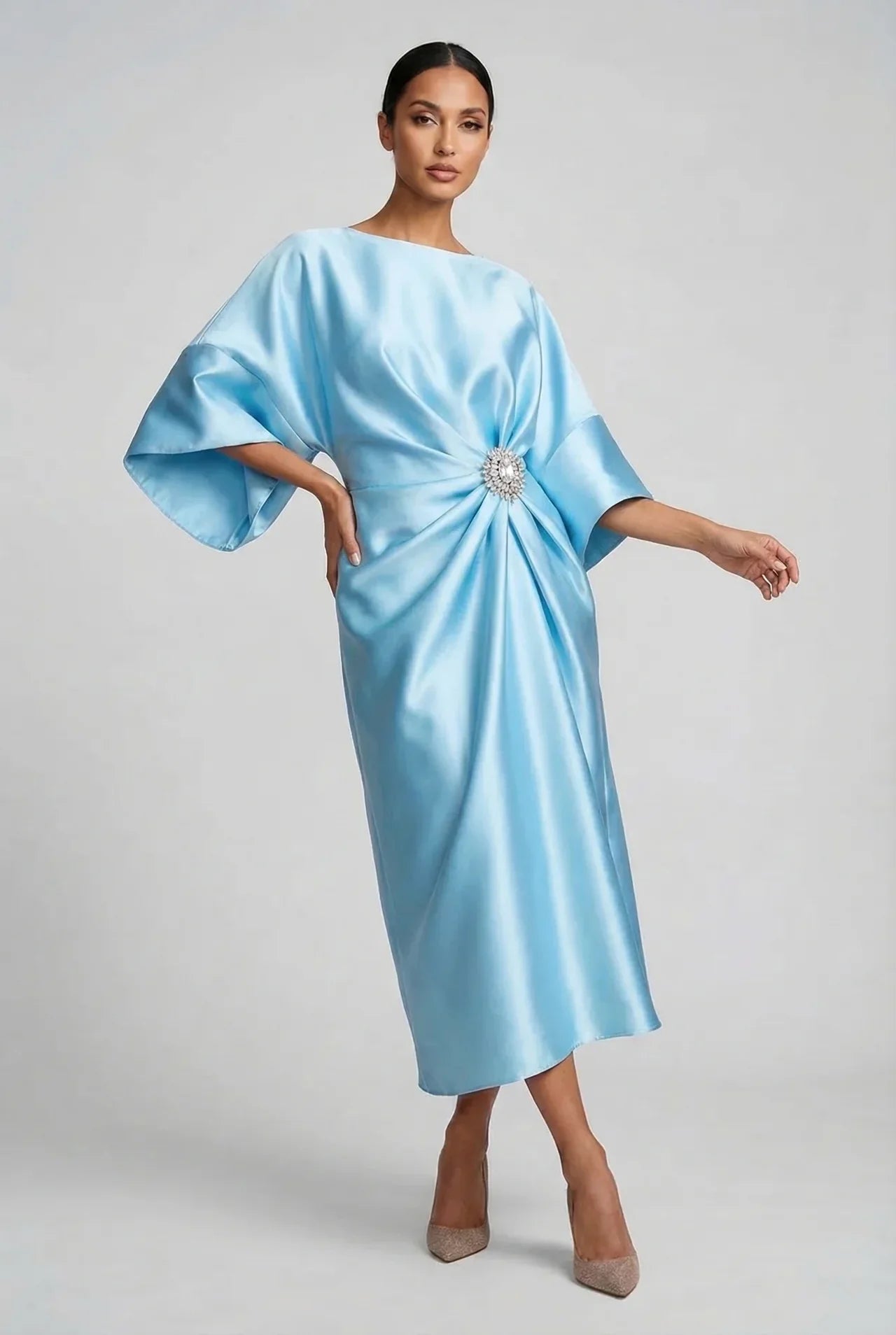 Vestido Midi de Satén para Invitada de Boda con Mangas Murciélago y Broche de Joya