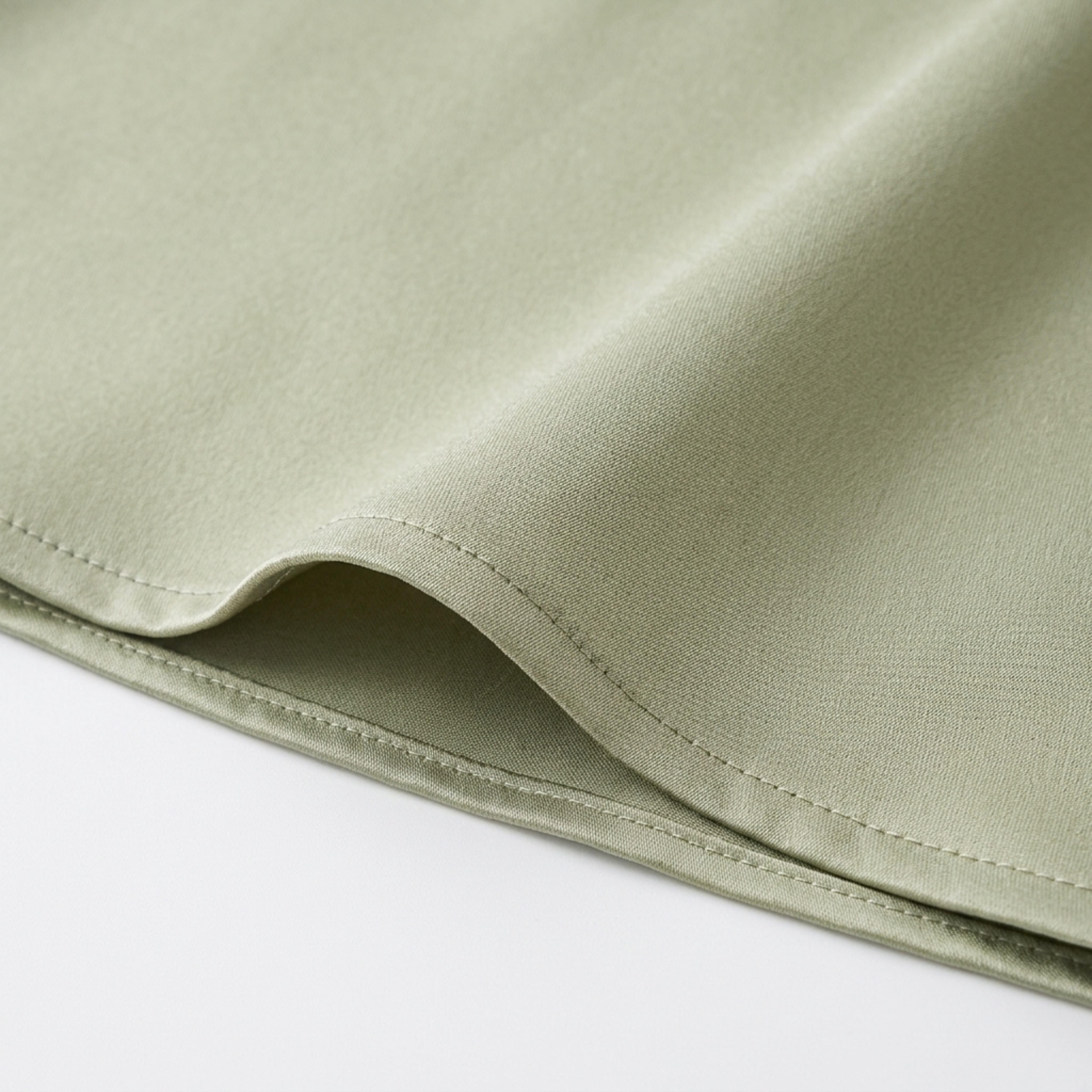 Robe longue en satin — col montant pour événements formels