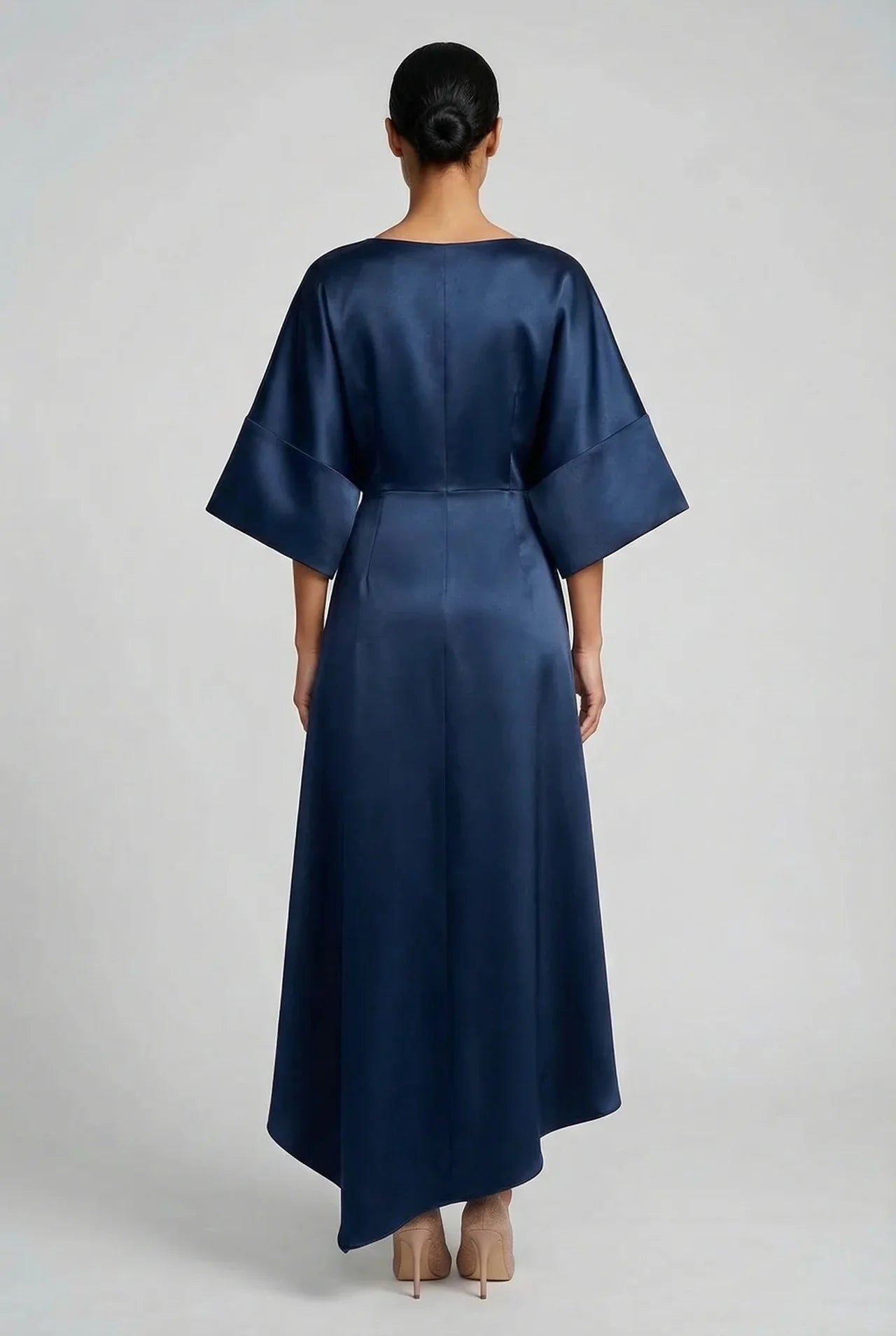 Vestido Midi de Satén para Invitada de Boda con Mangas Murciélago y Broche de Joya