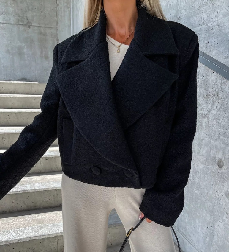 Chaqueta Corta de Bouclé con Solapas Anchas y Botones Decorativos para Mujer