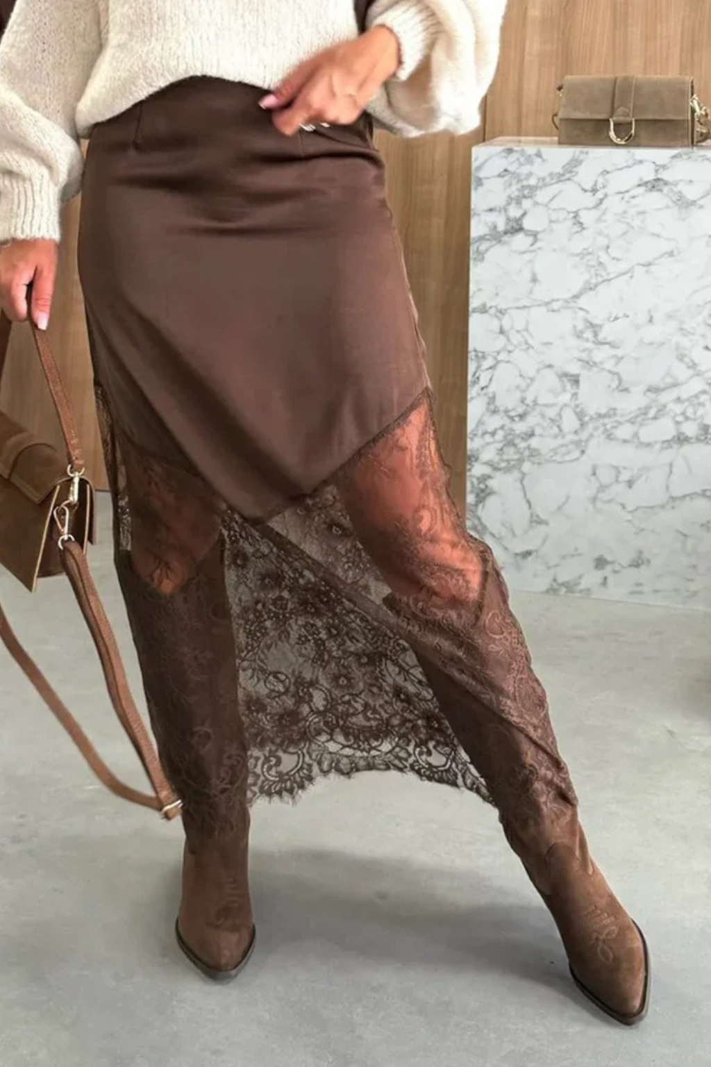 Falda Larga Maxi Skirt Asimétrica de Satén con Bajo de Encaje para Mujer