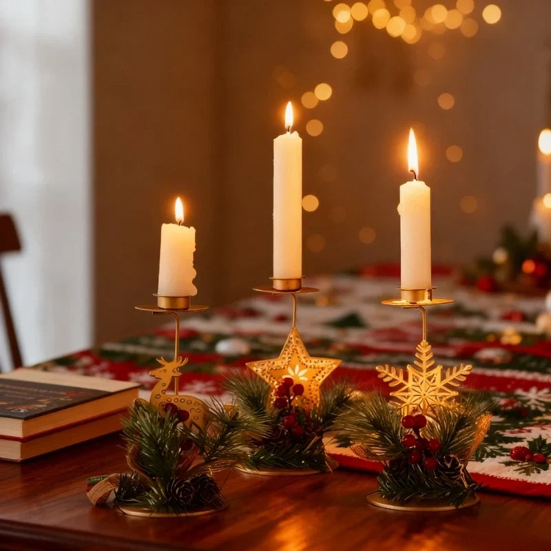 Set de 3 Candelabros de Hierro para Velas Cónicas con Adornos de Pino y Bayas