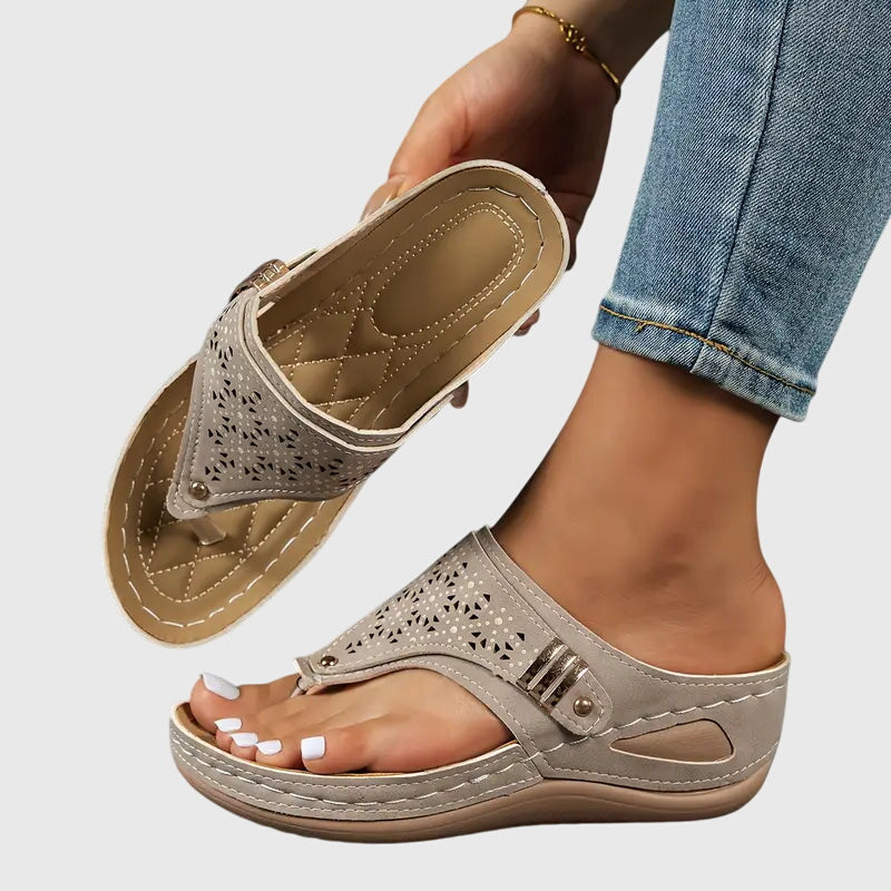 Sandalias de Dedo para Mujer Chanclas con Cuña y Detalles Perforados