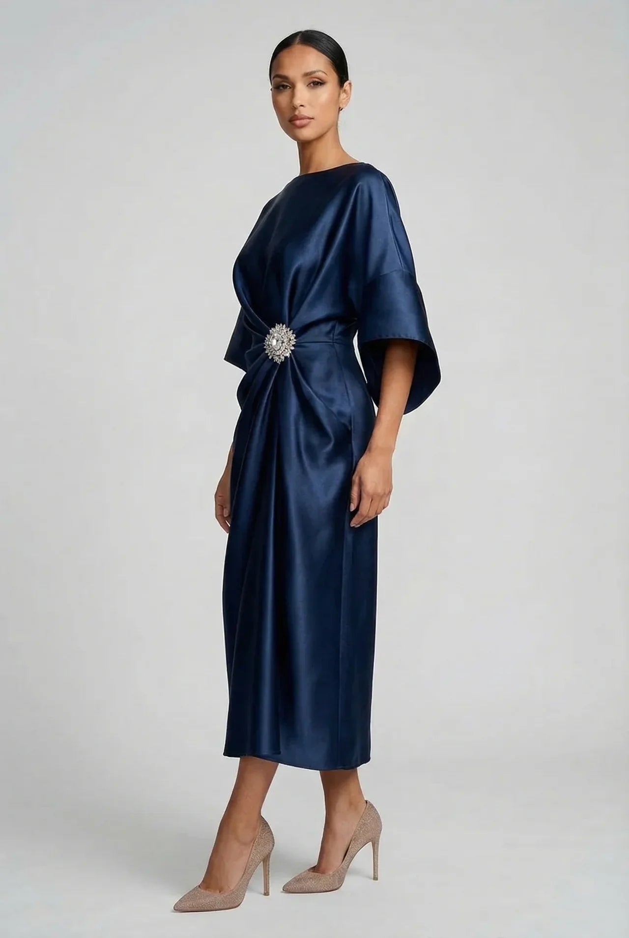 Vestido Midi de Satén para Invitada de Boda con Mangas Murciélago y Broche de Joya