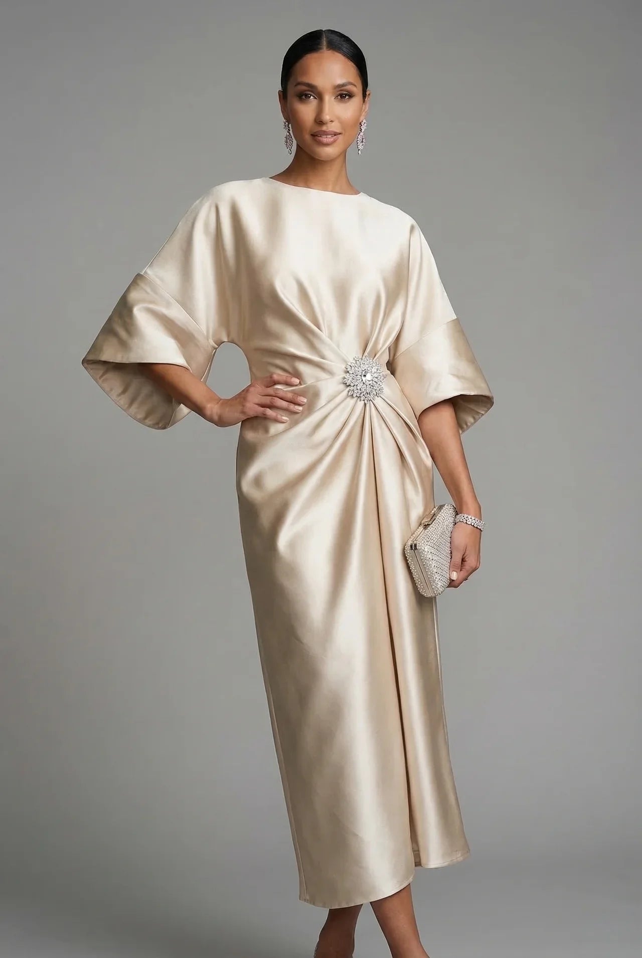 Vestido Midi de Satén para Invitada de Boda con Mangas Murciélago y Broche de Joya