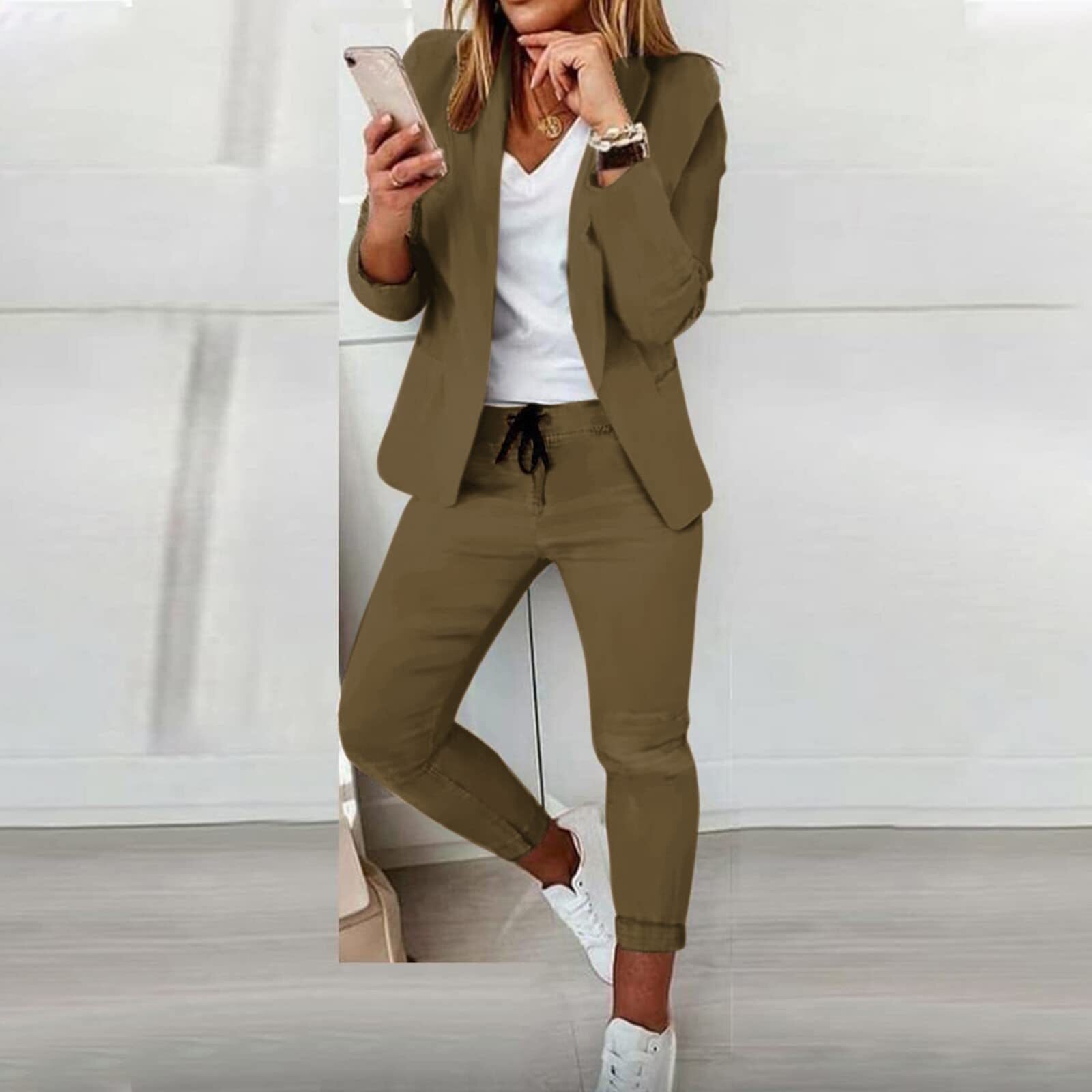 Conjunto mujer blazer ajustado y pantalón cordón estilo profesional casual