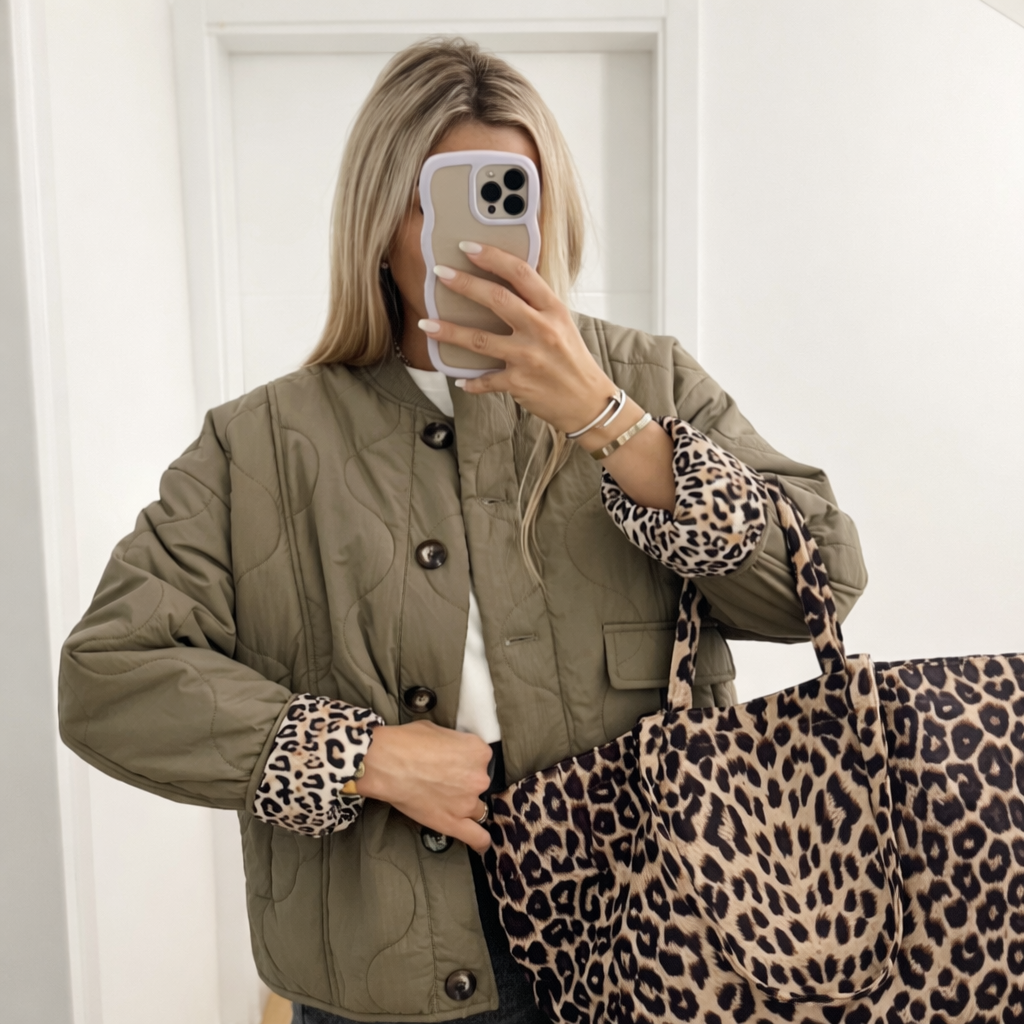 Chaqueta Acolchada para Mujer con Forro de Leopardo y Cierre de Botones