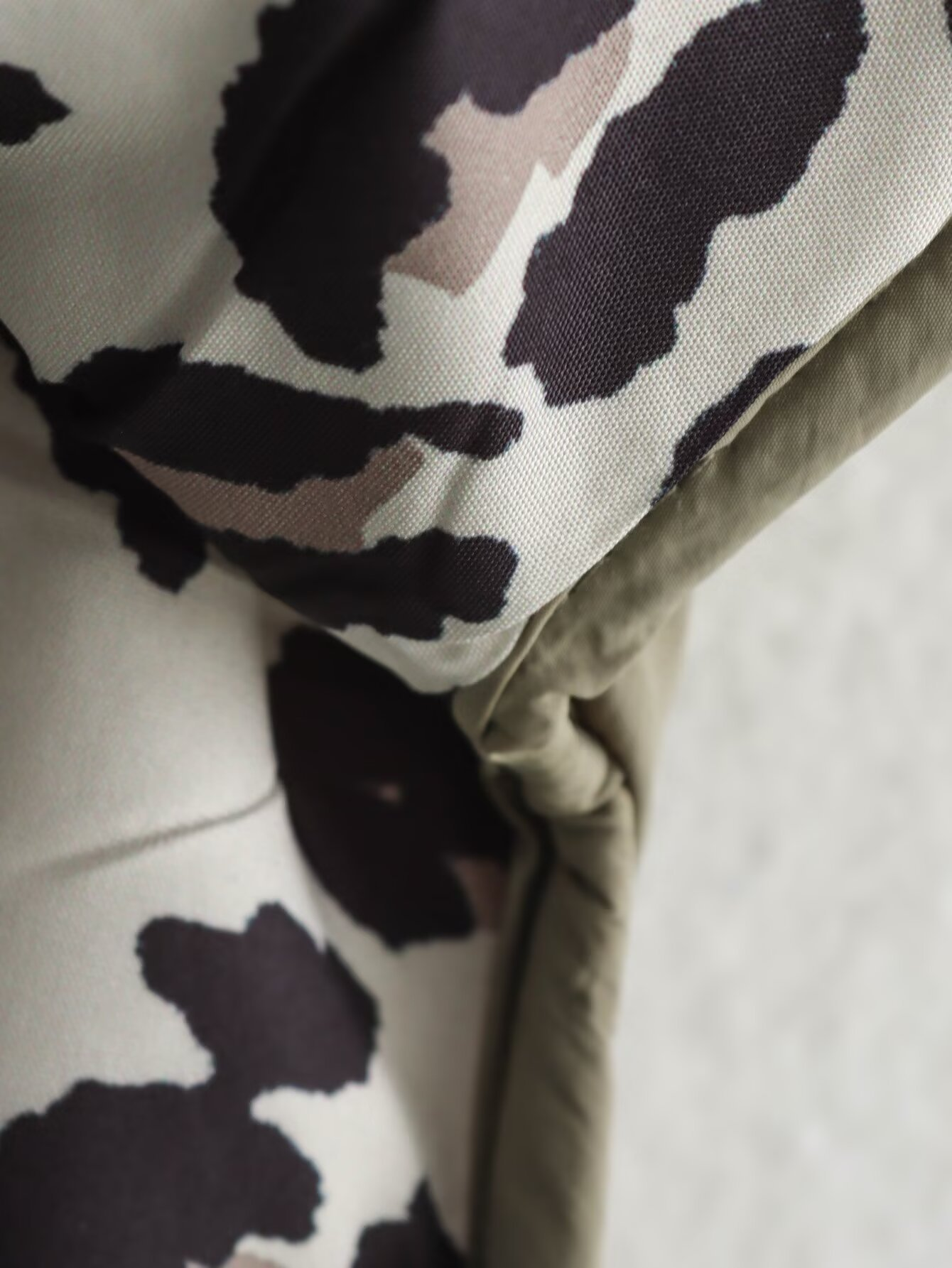 Chaqueta Acolchada para Mujer con Forro de Leopardo y Cierre de Botones