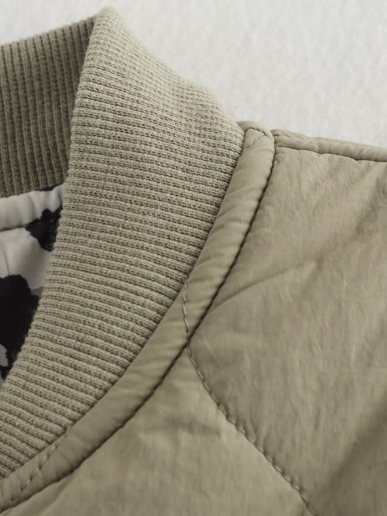Chaqueta Acolchada para Mujer con Forro de Leopardo y Cierre de Botones