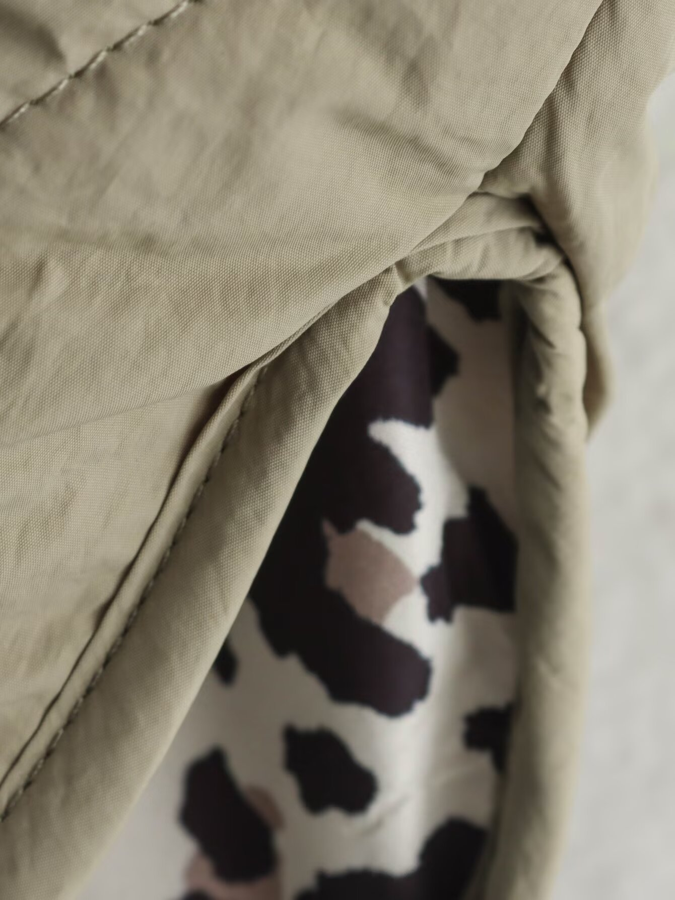 Chaqueta Acolchada para Mujer con Forro de Leopardo y Cierre de Botones