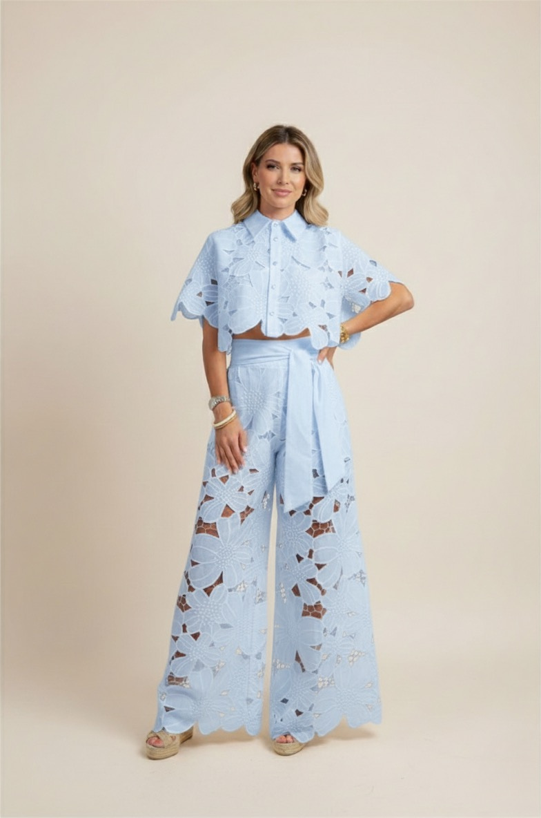 Conjunto de Dos Piezas de Poliéster con Camisa de Encaje Calado y Pantalón Ancho