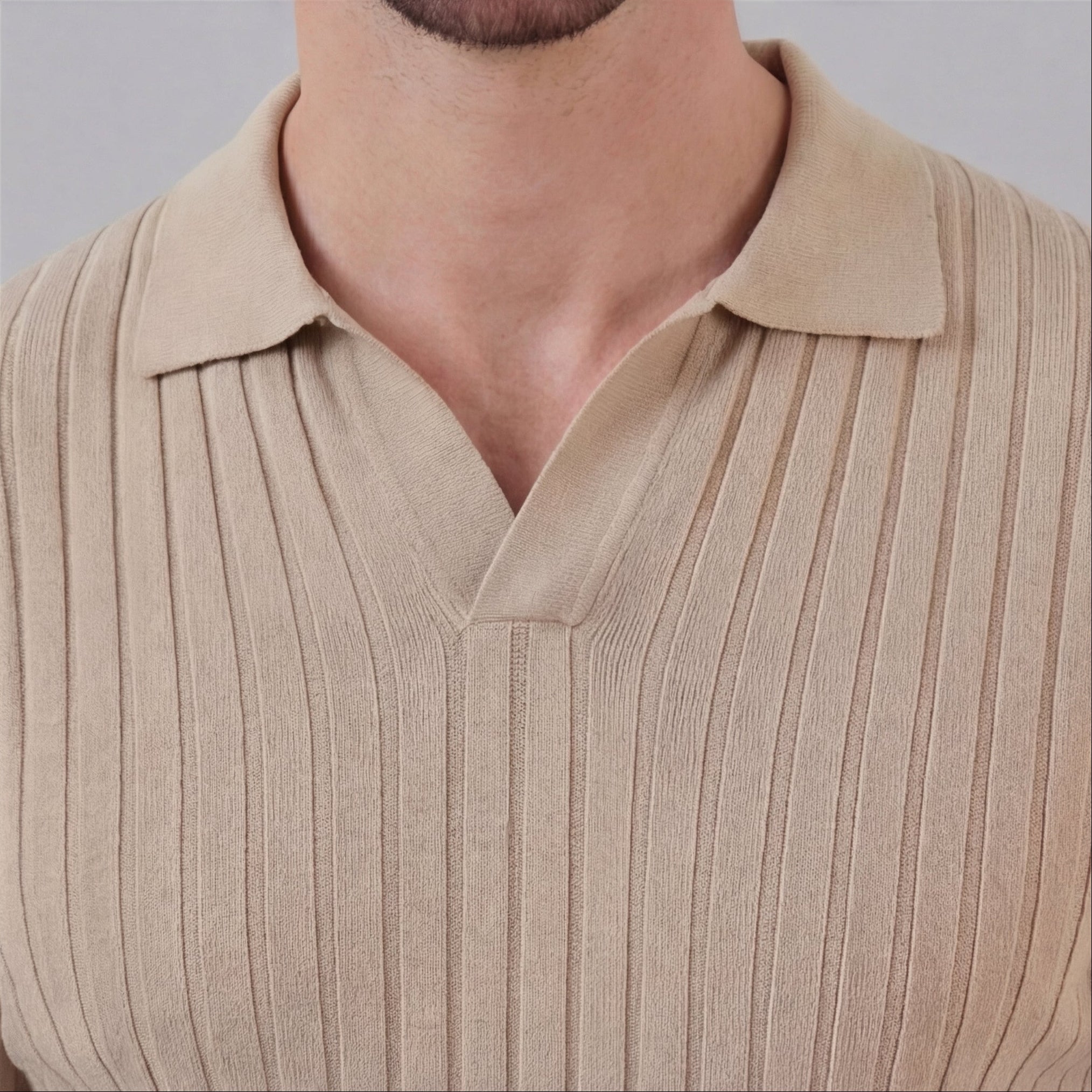 Polo para hombre de punto acanalado con cuello en v y manga corta — casual