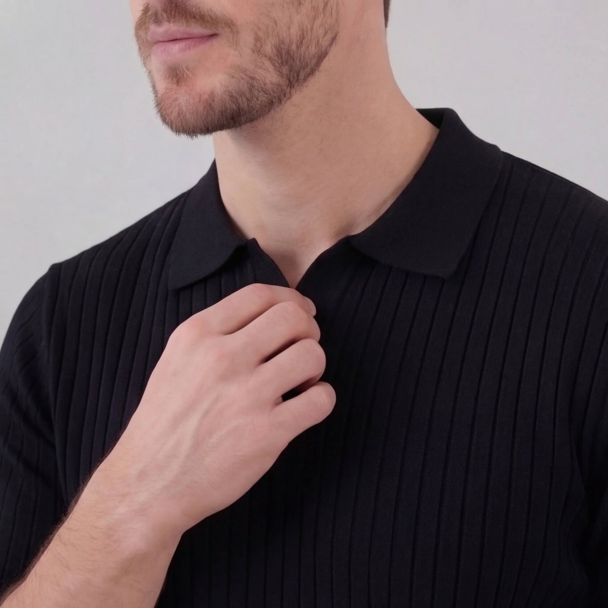 Polo para hombre de punto acanalado con cuello en v y manga corta — casual