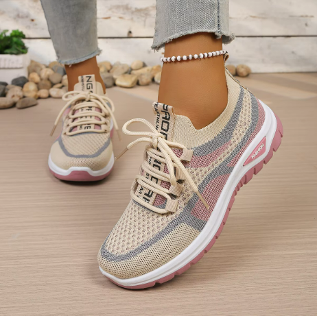 Chaussures de marche avec semelle spécialisée et matériaux respirants