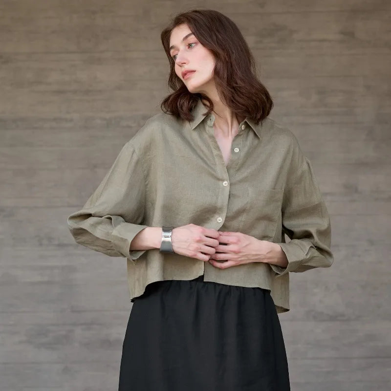Sobrecamisa curta de linho para mulher de corte oversize com decote em V e botões
