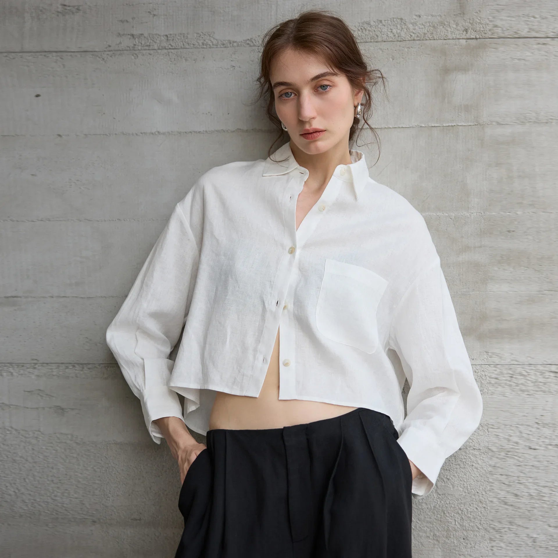 Sobrecamisa de Lino Corta para Mujer de Corte Oversize con Cuello en V y Botones