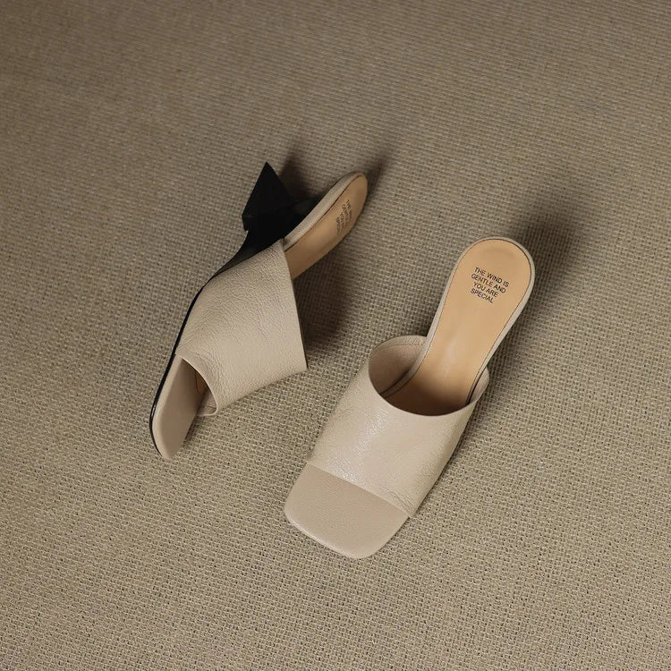 Sandalias planas para mujer — Cuero con banda ancha y punta cuadrada casual