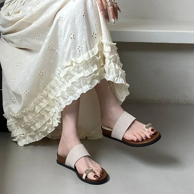Sandales en daim pour femme avec détail anneau — quotidien