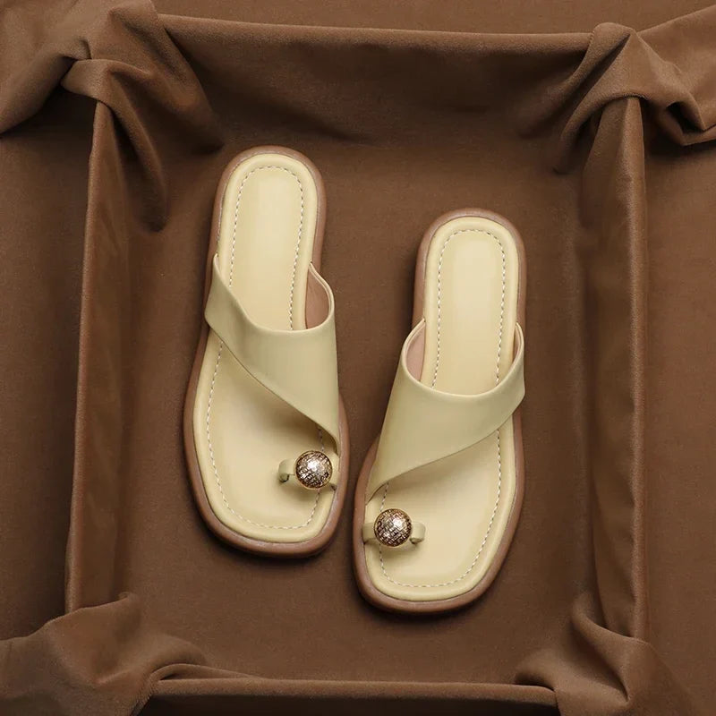 Sandalias de cuero para mujer — Punta cuadrada y detalle de anillo para verano