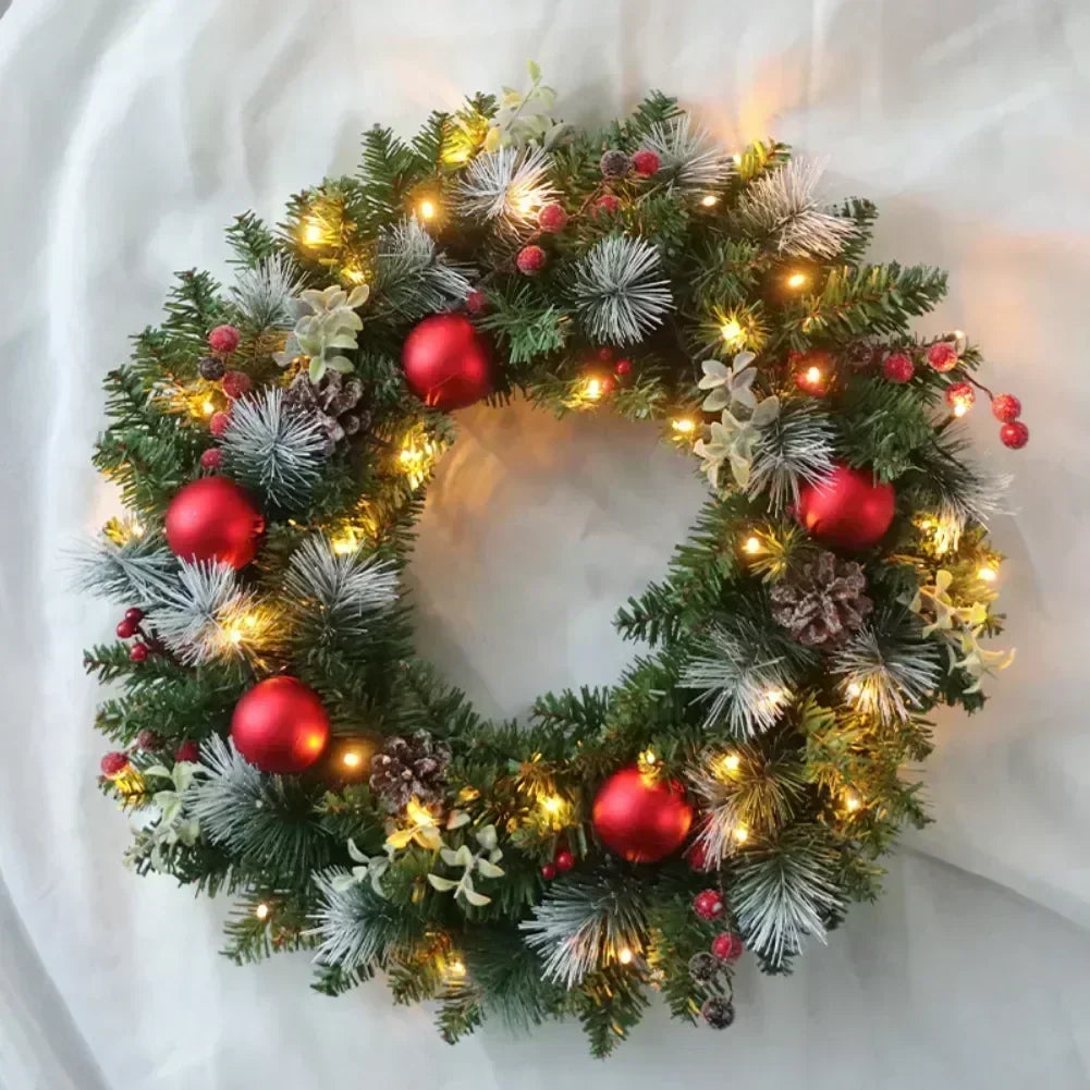 Couronne de Noël artificielle de 40 cm avec pommes de pin, baies rouges et lumières LED