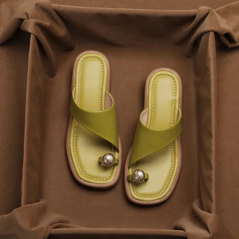 Sandalias de cuero para mujer — Punta cuadrada y detalle de anillo para verano