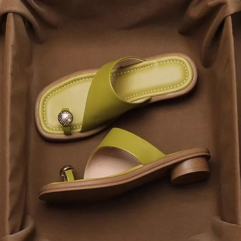 Sandalias de cuero para mujer — Punta cuadrada y detalle de anillo para verano