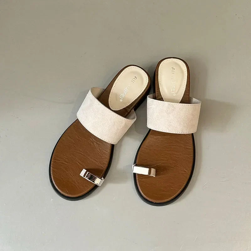 Sandalias de piel de ante para mujer con detalle de anillo — diario