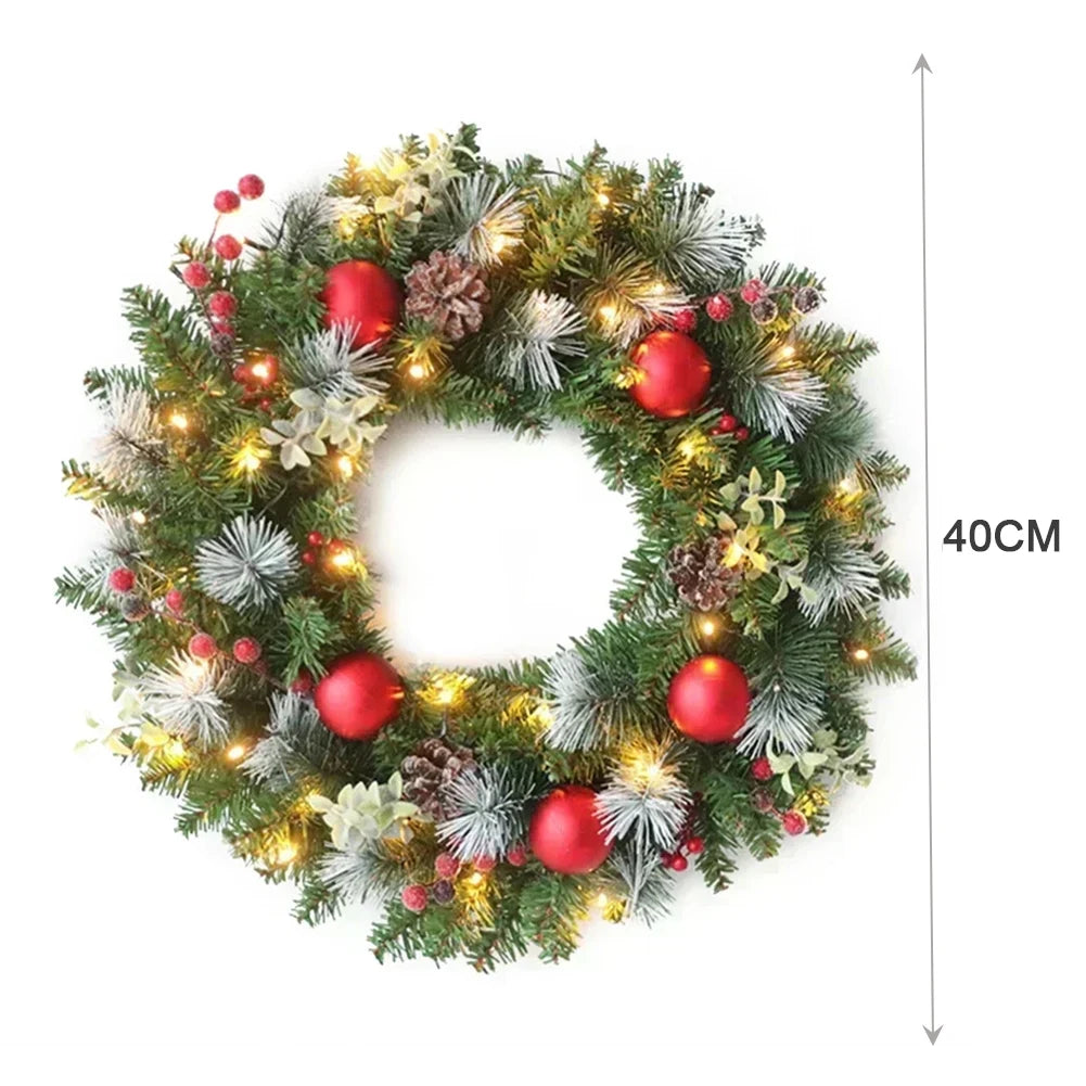 Couronne de Noël artificielle de 40 cm avec pommes de pin, baies rouges et lumières LED
