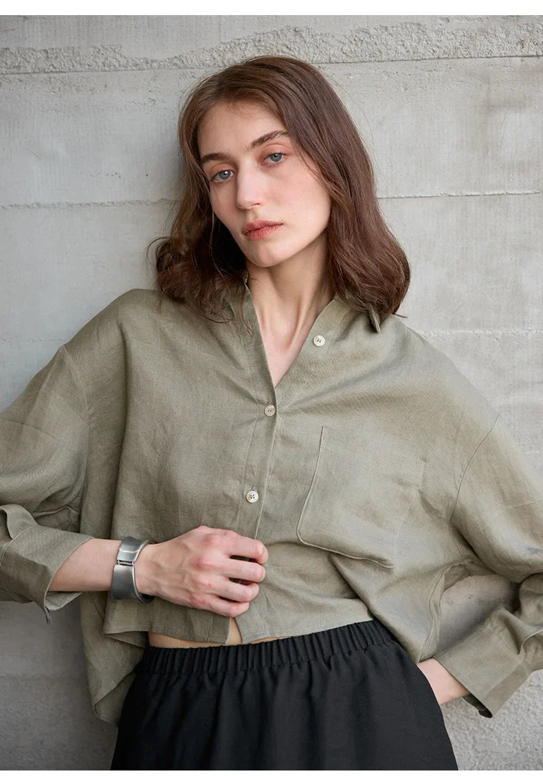Sobrecamisa curta de linho para mulher de corte oversize com decote em V e botões
