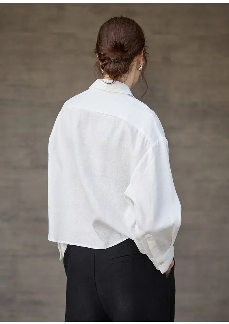 Sobrecamisa curta de linho para mulher de corte oversize com decote em V e botões