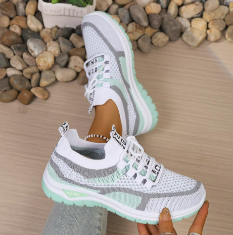 Chaussures de marche avec semelle spécialisée et matériaux respirants
