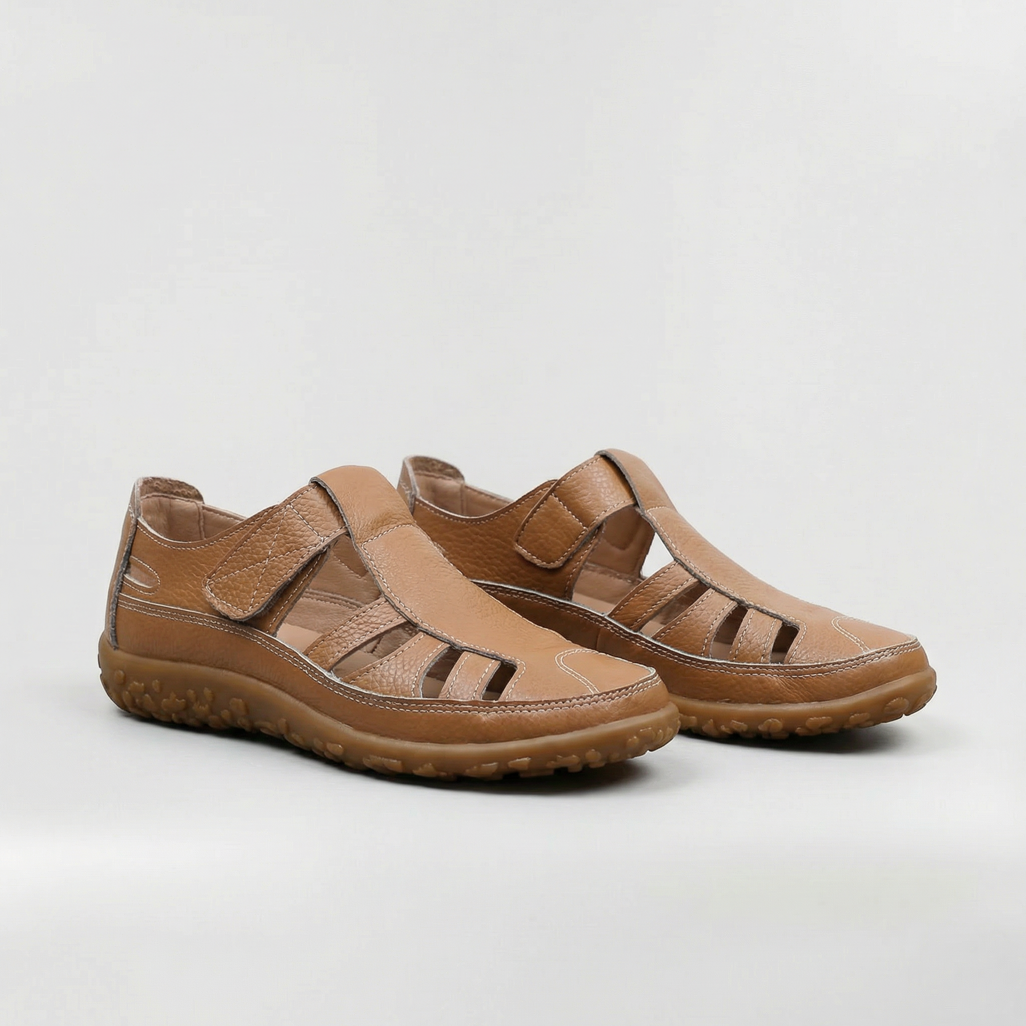 Sandalias Cerradas de Cuero para Mujer con Recortes y Cierre de Velcro