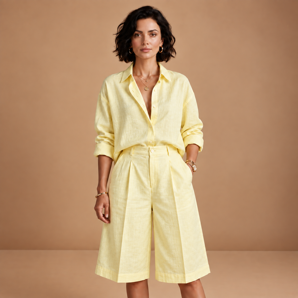 Conjunto de camisa y pantalón corto para mujer - dos piezas con pliegues | diario