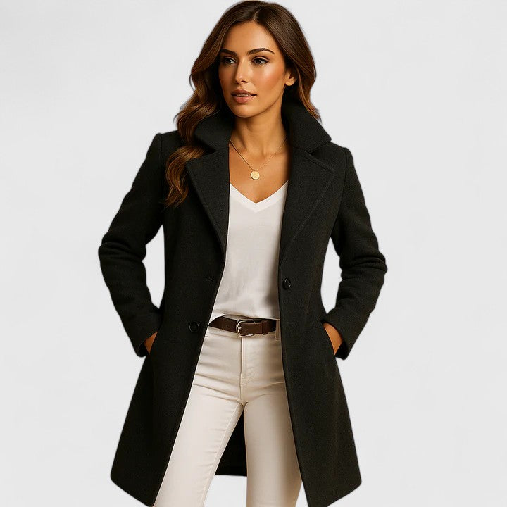 Cappotto da donna con revers classici, taglio aderente e chiusura con bottoni