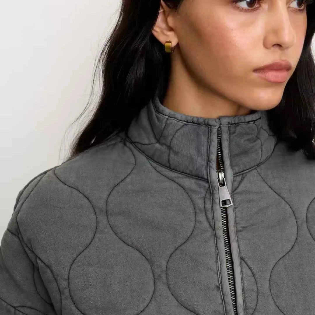 Chaqueta Acolchada para Mujer con Corte Entallado y Botonadura Oculta