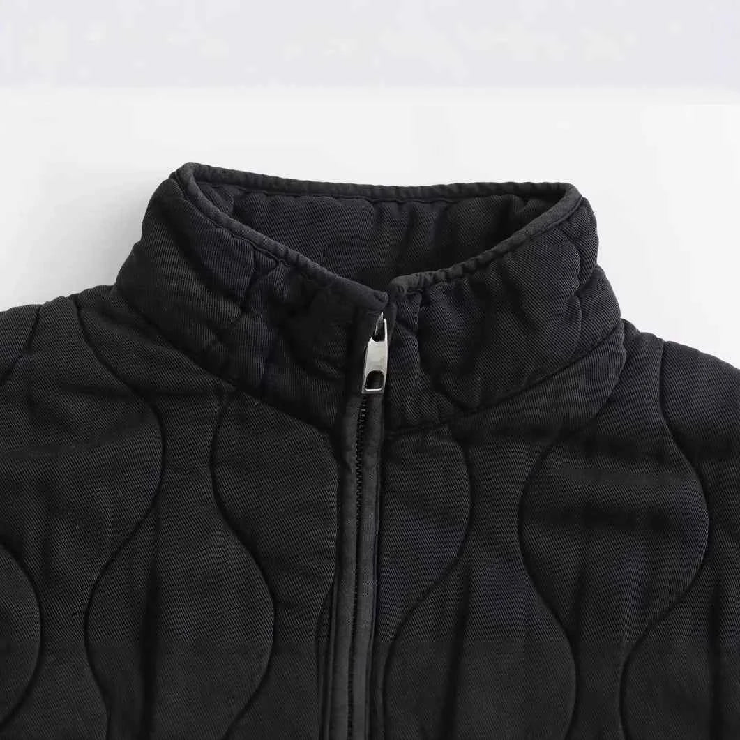 Chaqueta Acolchada para Mujer con Corte Entallado y Botonadura Oculta