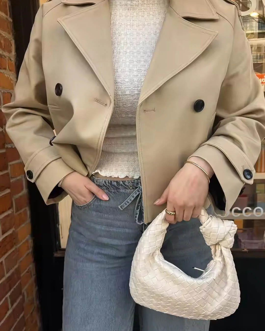 Trench Corto para Mujer con Cierre Cruzado y Solapas Definidas