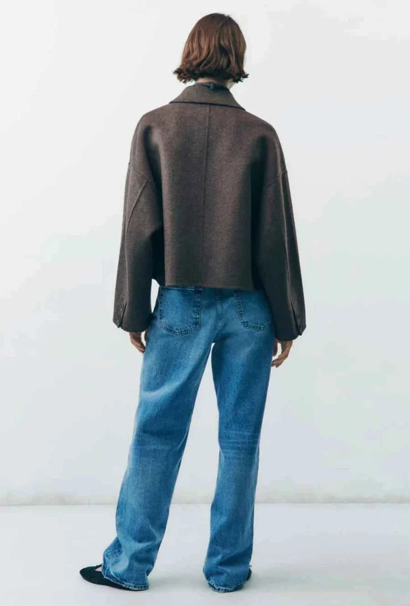 Abrigo Oversize para Mujer con Cuello Alto y Botonadura Oculta