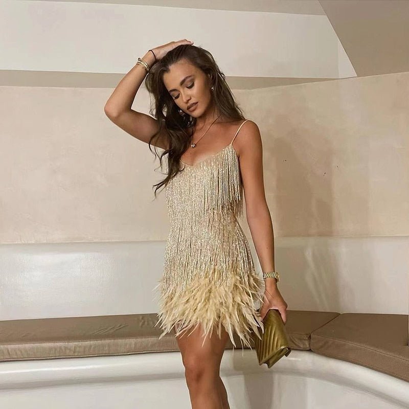 Vestido Mini de Lentejuelas con Flecos y Plumas de Corte Ajustado con Escote en V