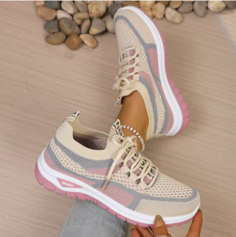 Chaussures de marche avec semelle spécialisée et matériaux respirants
